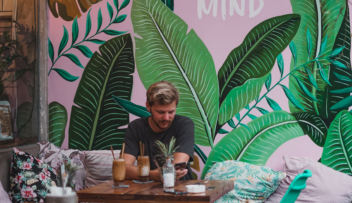 Marcus Sätherström på ett cafe på Bali. 